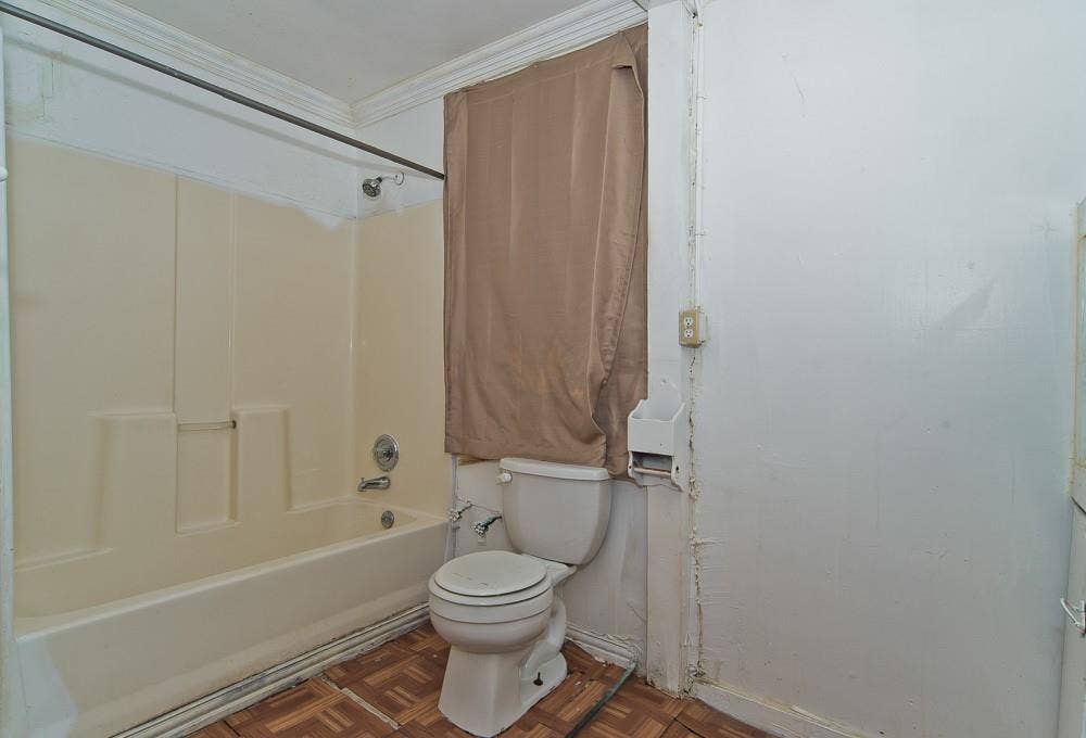 5518 Worth Street, Dallas, TX 75214 Separate Quarters - Bathroom