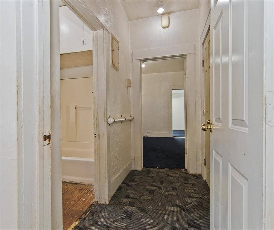5518 Worth Street, Dallas, TX 75214 Hallway