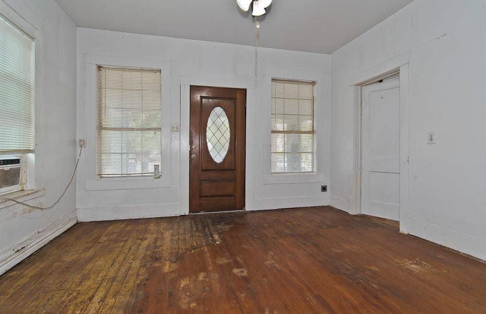 5518 Worth Street, Dallas, TX 75214 Entry Living Room