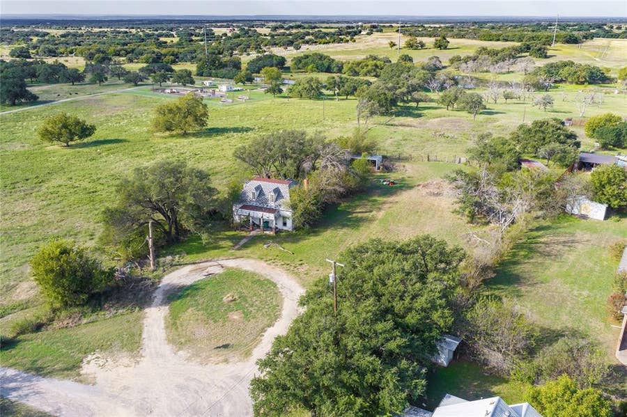 Property photo for 1901 W 6th Street, Goldthwaite, TX
