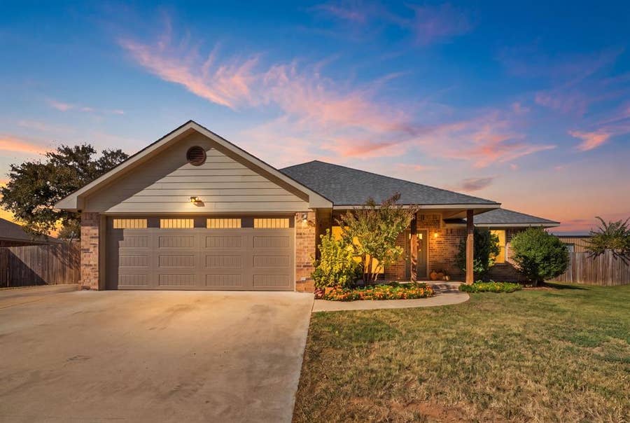 Property photo for 802 Joggers Trail, Collinsville, TX