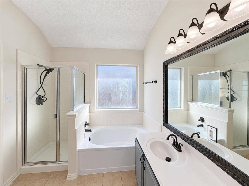4541 Crystal Lane, Garland, TX 75043 4541 Crystal Lane, Garland, TX 75043