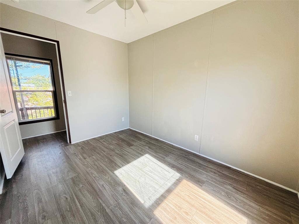 14311 Skyfrost Drive, #116, Dallas, TX 75253 Neutral-toned walls, wood-finish flooring, and a ceiling-mounted fan