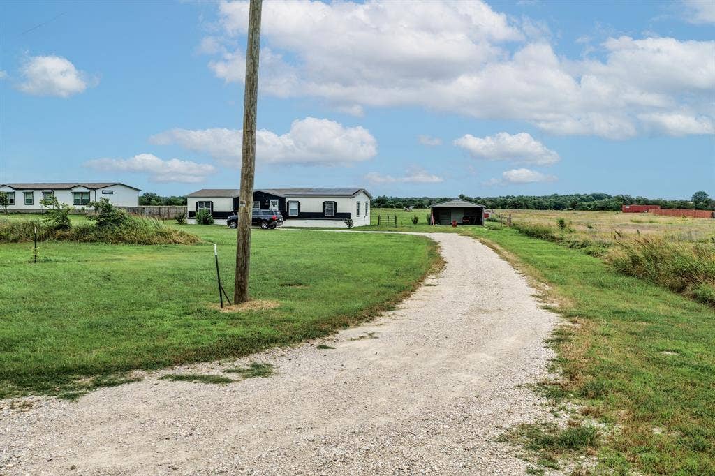 2871 County Road 1076, Celeste, TX 75423
