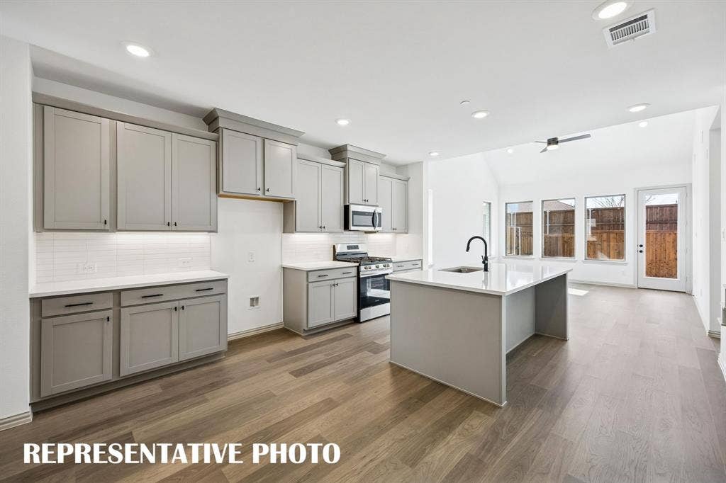 3567 Pierce Lane, Grand Prairie, TX 75052 Our Walker floor plan offers a dream kitchen featuring outstanding storage and prep space! REPRESENTATIVE PHOTO