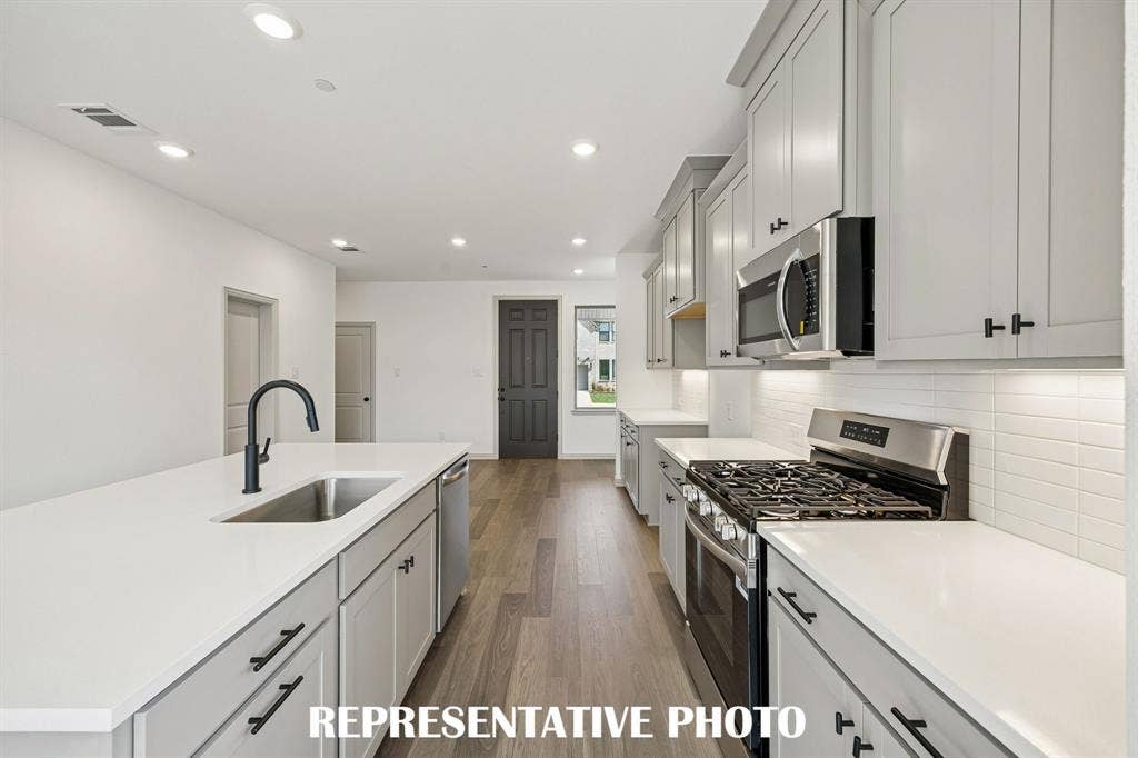 3567 Pierce Lane, Grand Prairie, TX 75052 Gorgeous design elements are everywhere you look in this chef's kitchen! REPRESENTATIVE PHOTO