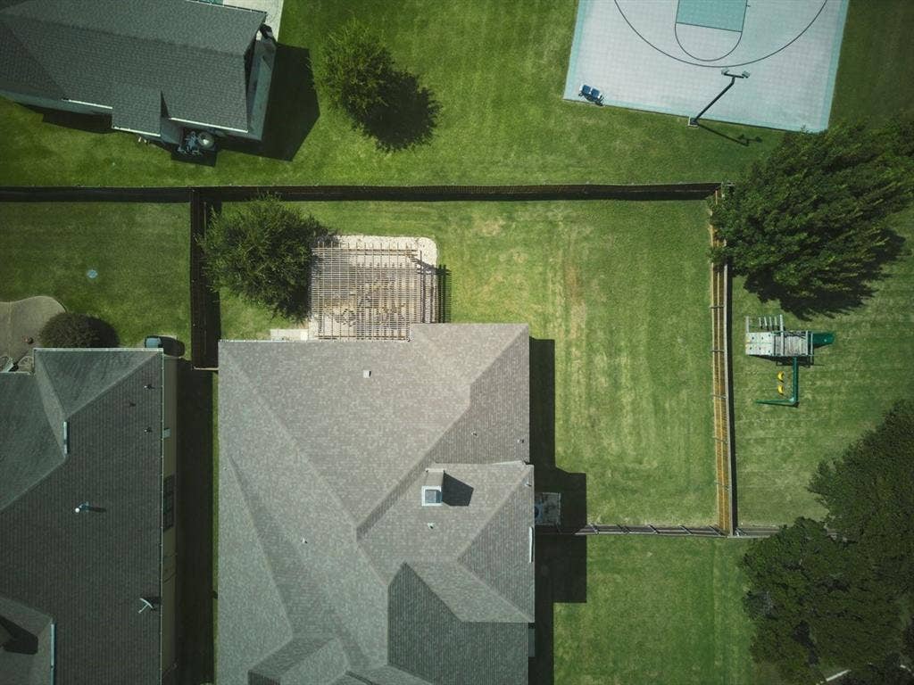 17050 Dominion Drive, Woodway, TX 76712 Extra large yard space on side of home