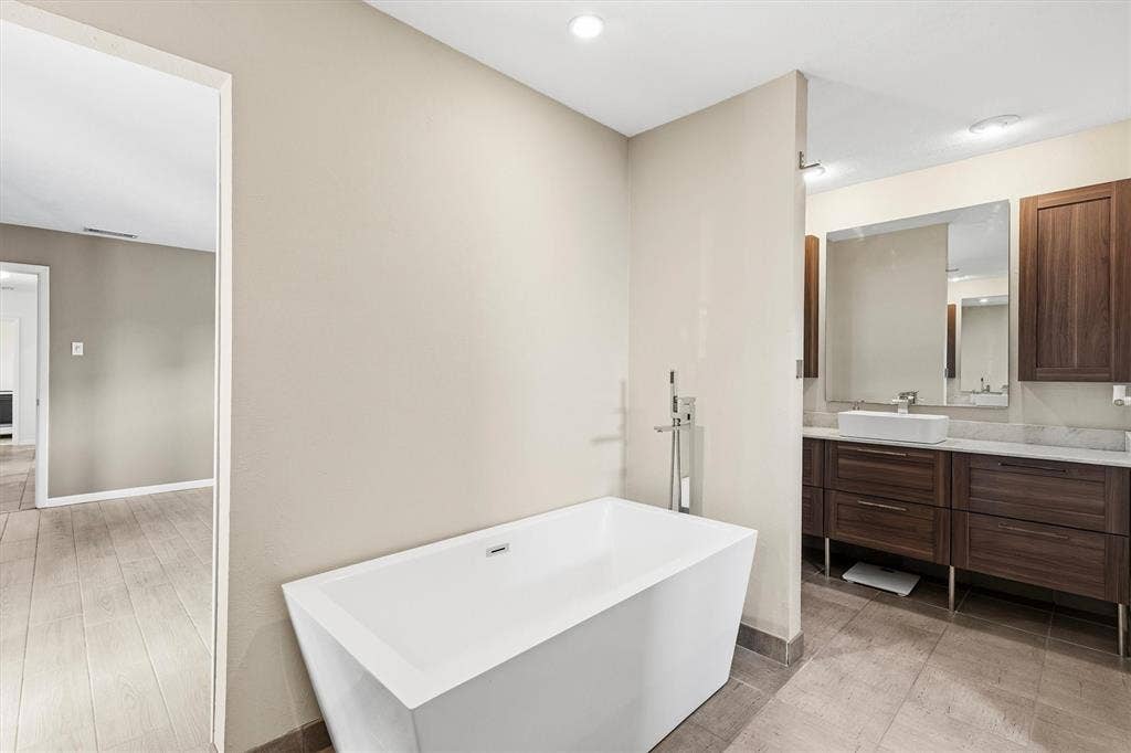 6822 Saint Anne Street, Dallas, TX 75248 6822 Saint Anne Street, Dallas, TX 75248