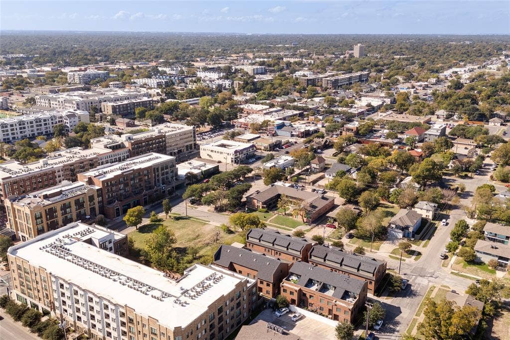 614 Finley Court, Dallas, TX 75208 Aerial perspective of an urban neighborhood featuring multi-story residential buildings, paved street grids, and mature trees