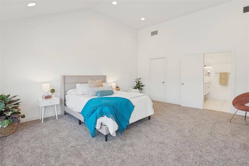 614 Finley Court, Dallas, TX 75208 Vaulted ceilings, neutral carpeting, and recessed lighting