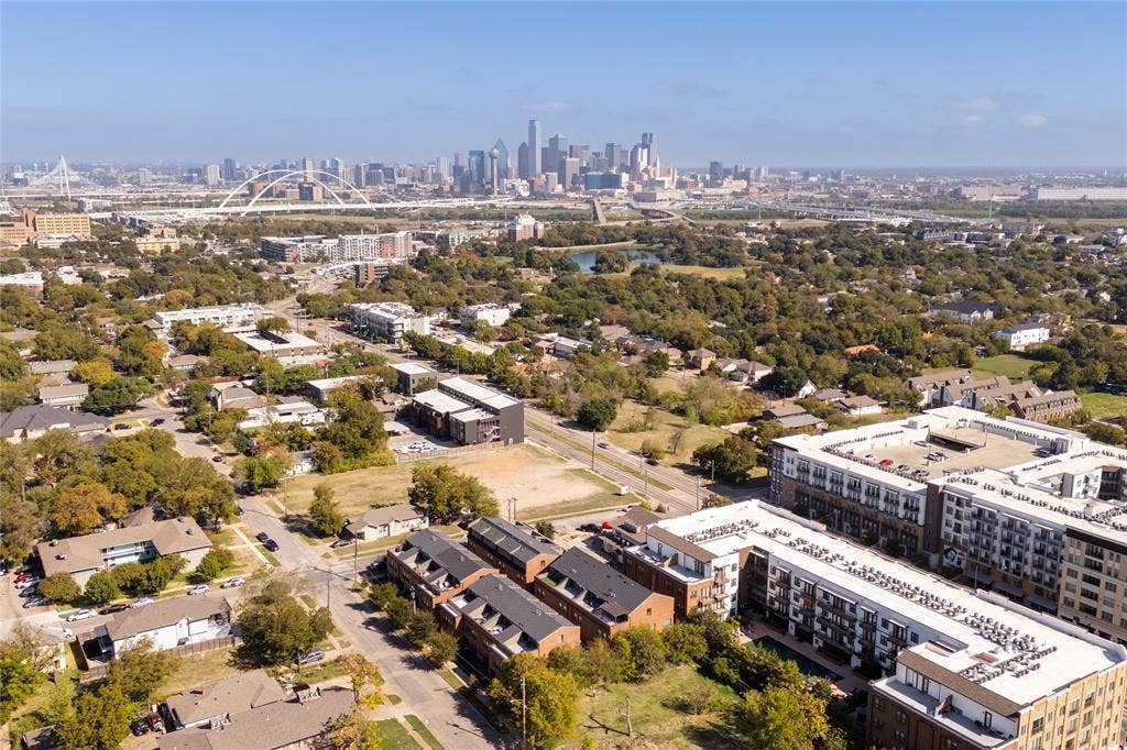 614 Finley Court, Dallas, TX 75208 Aerial perspective of urban landscape featuring skyline panorama and mature canopy coverage