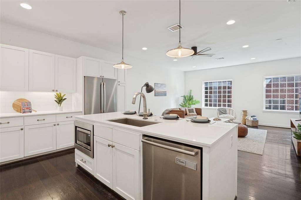 614 Finley Court, Dallas, TX 75208 Kitchen featuring white shaker-style cabinetry, quartz countertops, a stainless steel undermount sink, pendant lighting, and wood-finish flooring