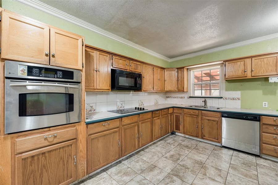Property photo for 1572 Gillette Circle, Dallas, TX