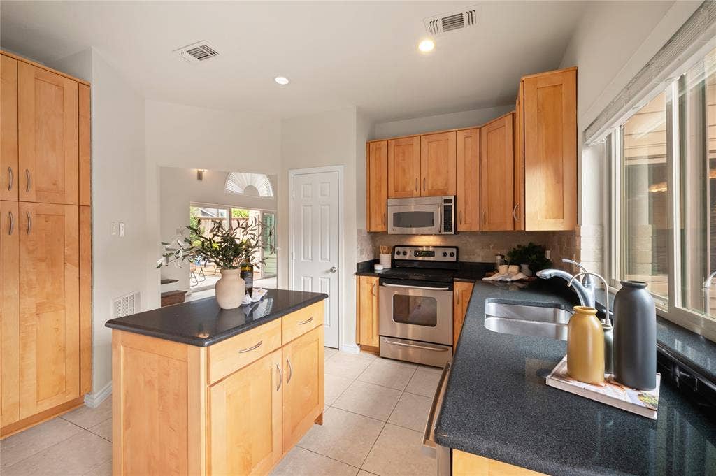 4115 Rive Lane, Addison, TX 75001