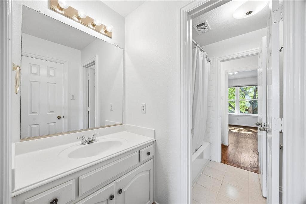 4537 Jenkins Drive, Plano, TX 75024 Jack & Jill bathroom