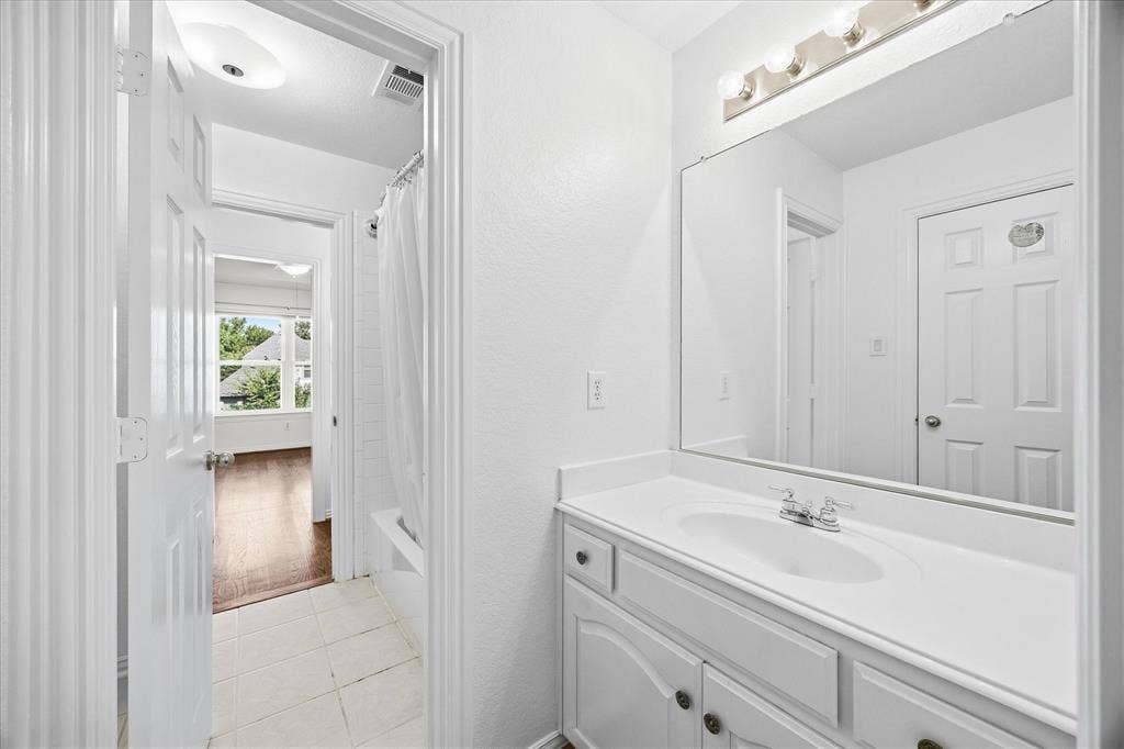 4537 Jenkins Drive, Plano, TX 75024 Jack & Jill Bathroom