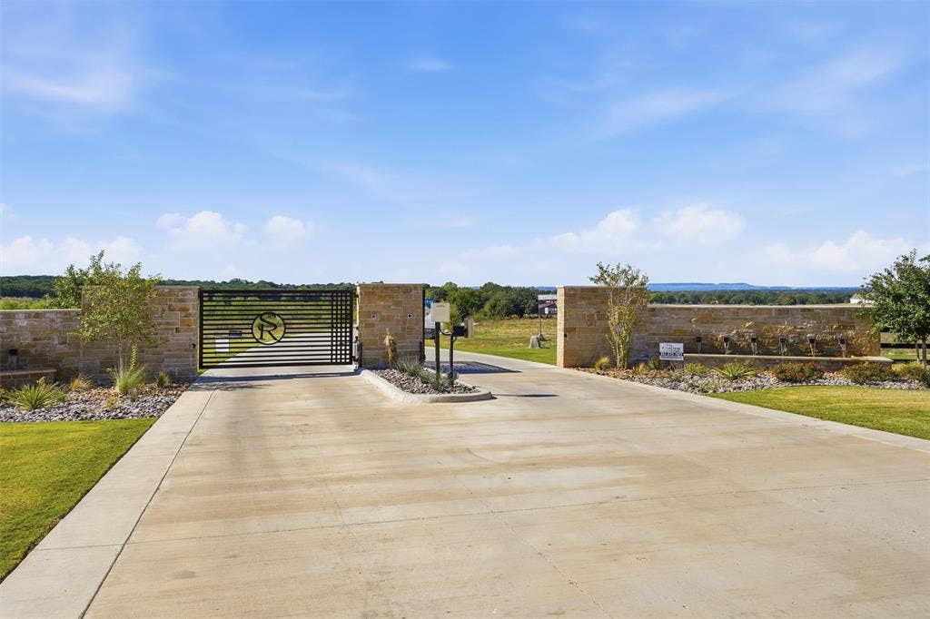 2031 Lindale Lane, Granbury, TX 76049 2031 Lindale Lane, Granbury, TX 76049