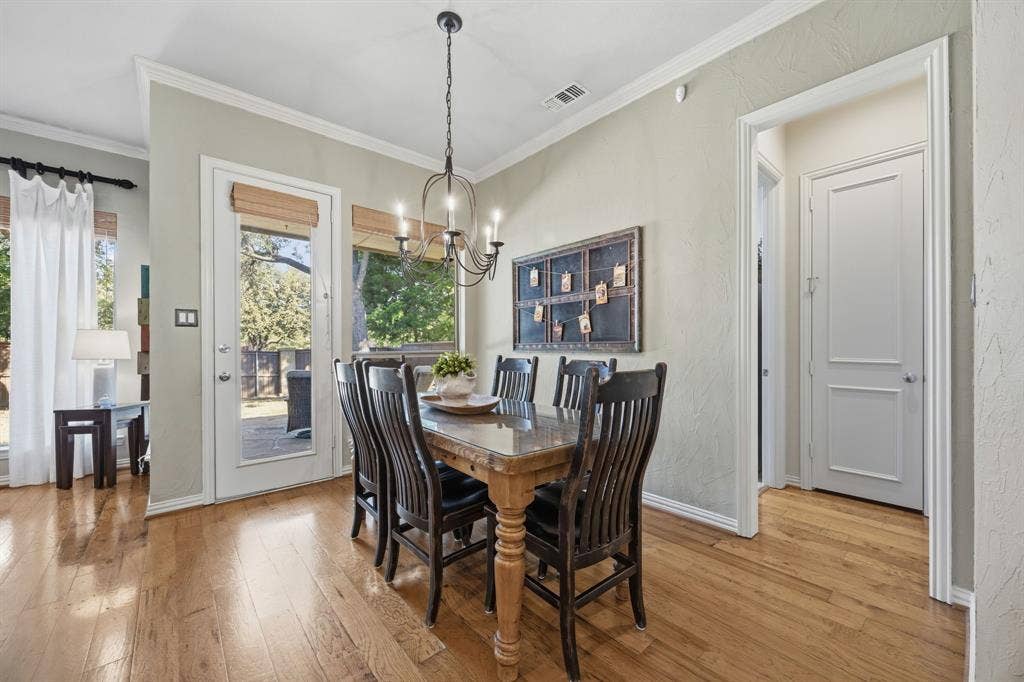Breakfast nook- with seating for 6