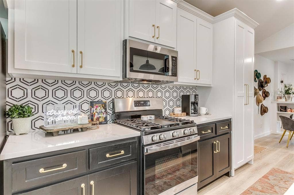 323 S Hannaford Street, Granbury, TX 76048 323 S Hannaford Street, Granbury, TX 76048