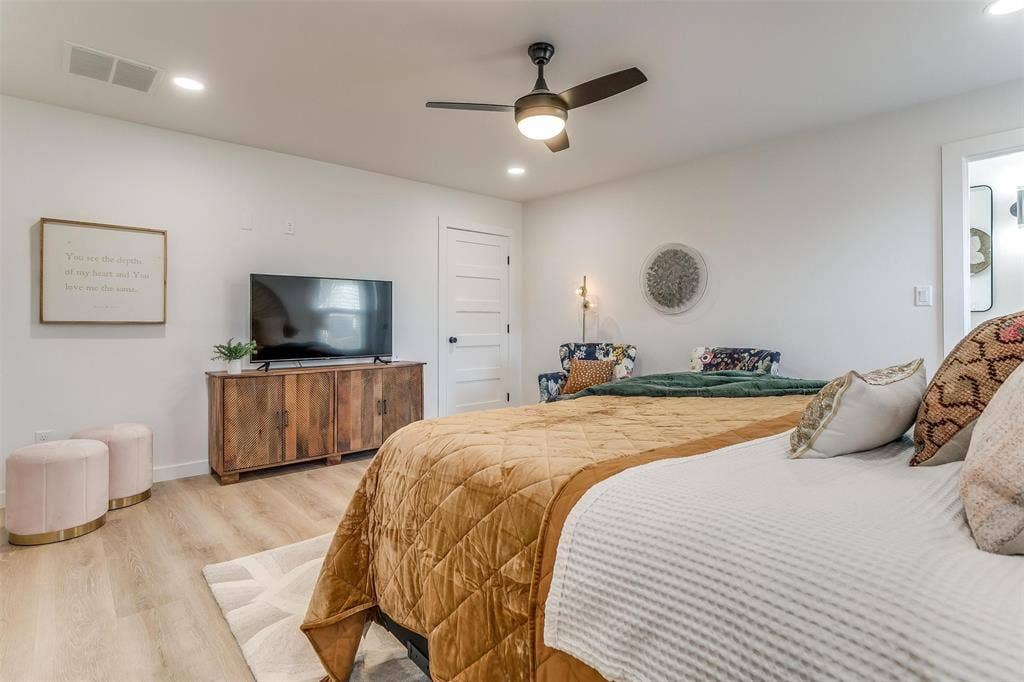 323 S Hannaford Street, Granbury, TX 76048 323 S Hannaford Street, Granbury, TX 76048
