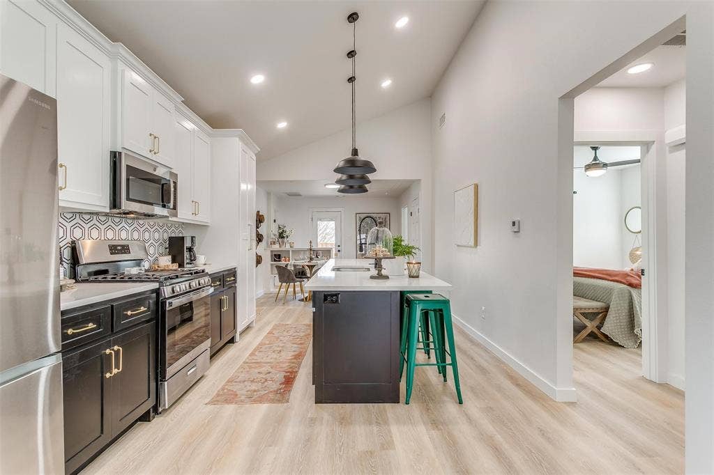 323 S Hannaford Street, Granbury, TX 76048 323 S Hannaford Street, Granbury, TX 76048