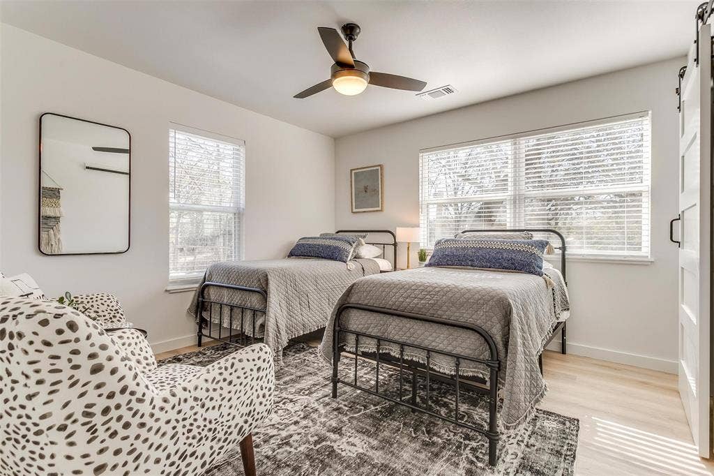 323 S Hannaford Street, Granbury, TX 76048 323 S Hannaford Street, Granbury, TX 76048