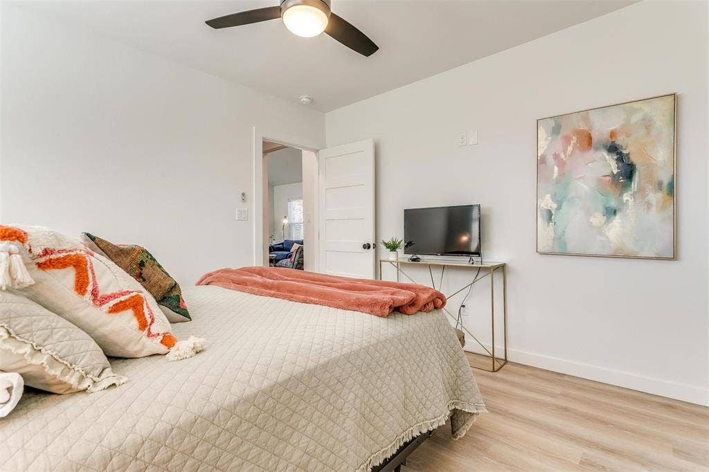 323 S Hannaford Street, Granbury, TX 76048 323 S Hannaford Street, Granbury, TX 76048