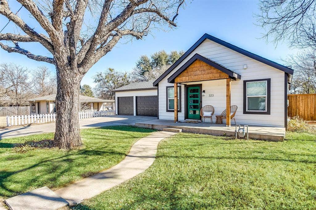 323 S Hannaford Street, Granbury, TX 76048 323 S Hannaford Street, Granbury, TX 76048