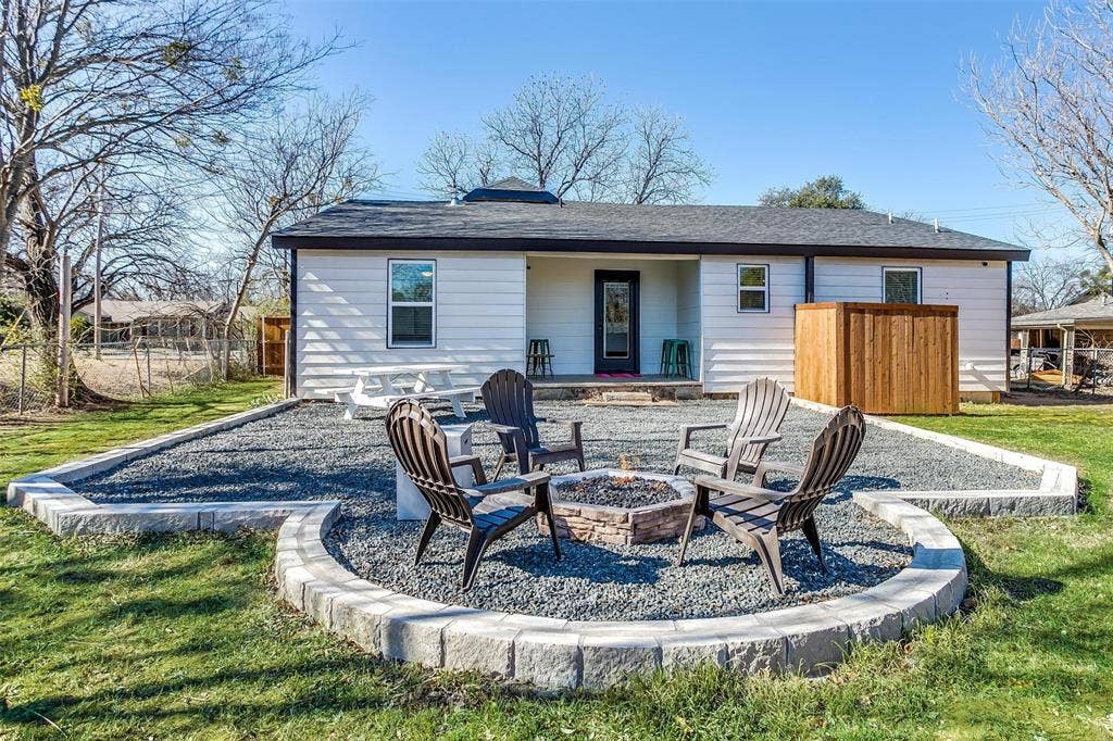 323 S Hannaford Street, Granbury, TX 76048 323 S Hannaford Street, Granbury, TX 76048
