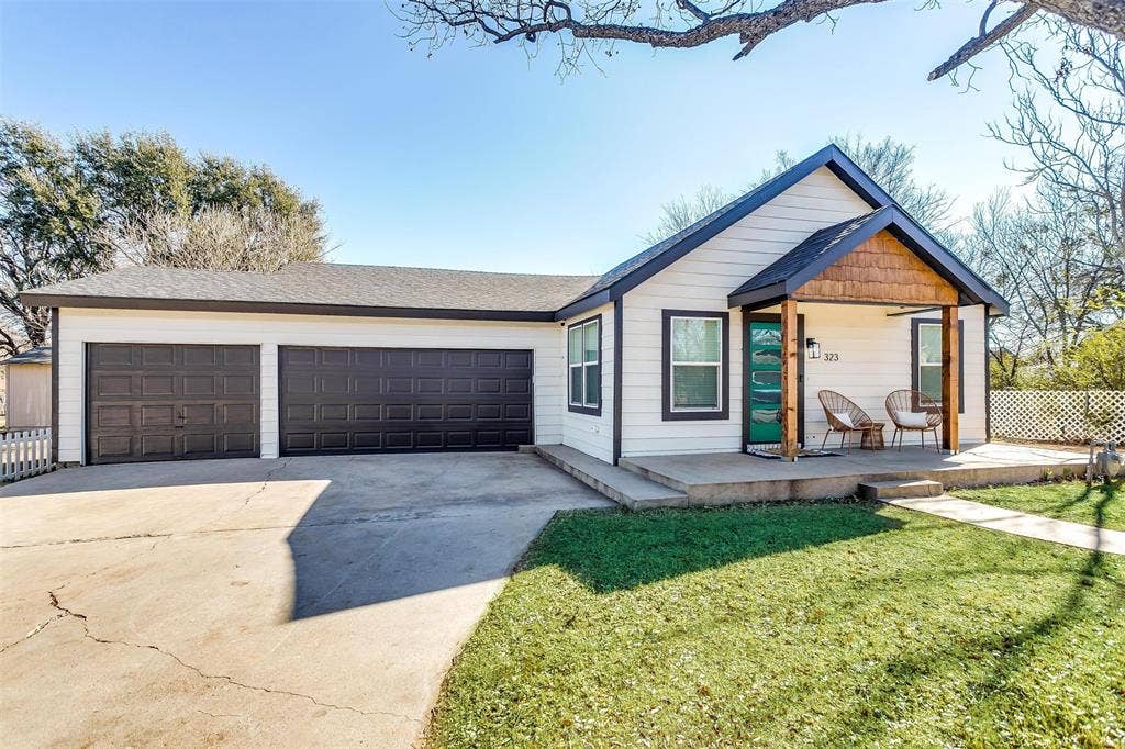 323 S Hannaford Street, Granbury, TX 76048 323 S Hannaford Street, Granbury, TX 76048
