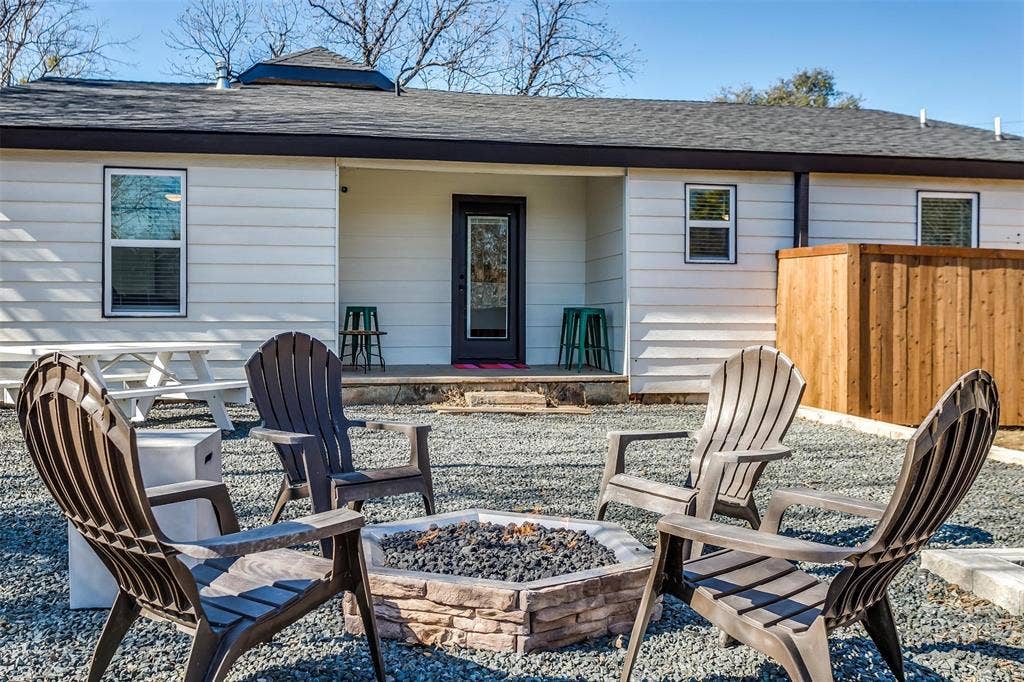 323 S Hannaford Street, Granbury, TX 76048 323 S Hannaford Street, Granbury, TX 76048
