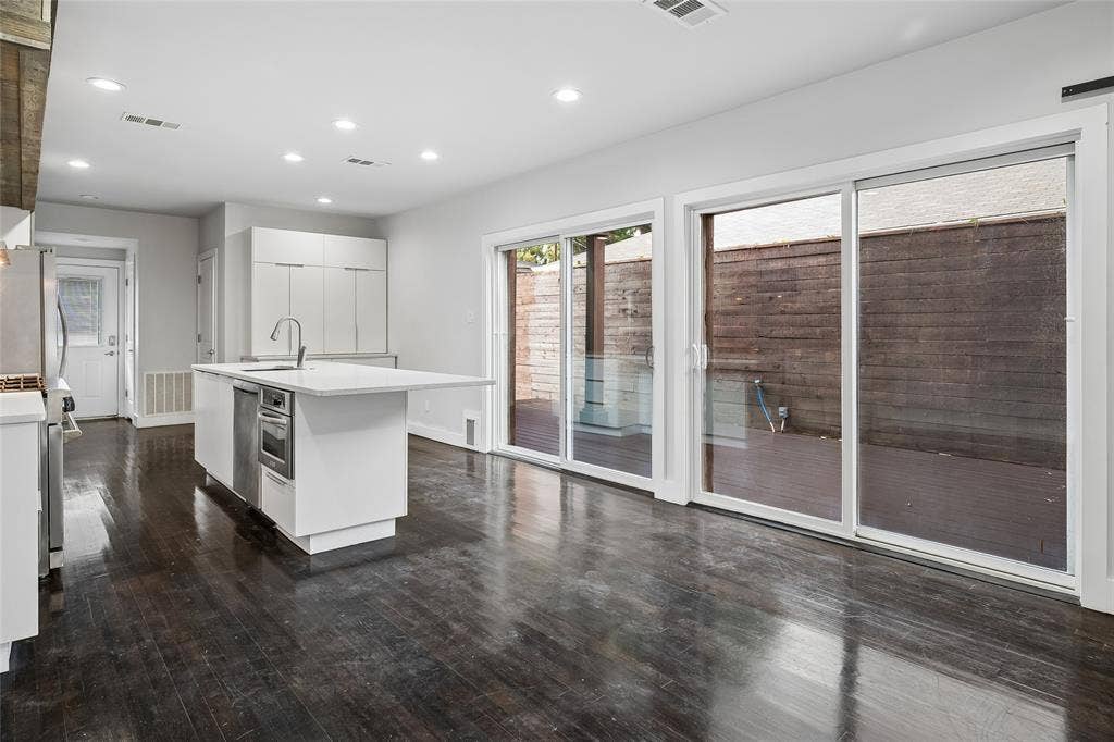 215 N Winnetka Avenue, Dallas, TX 75208