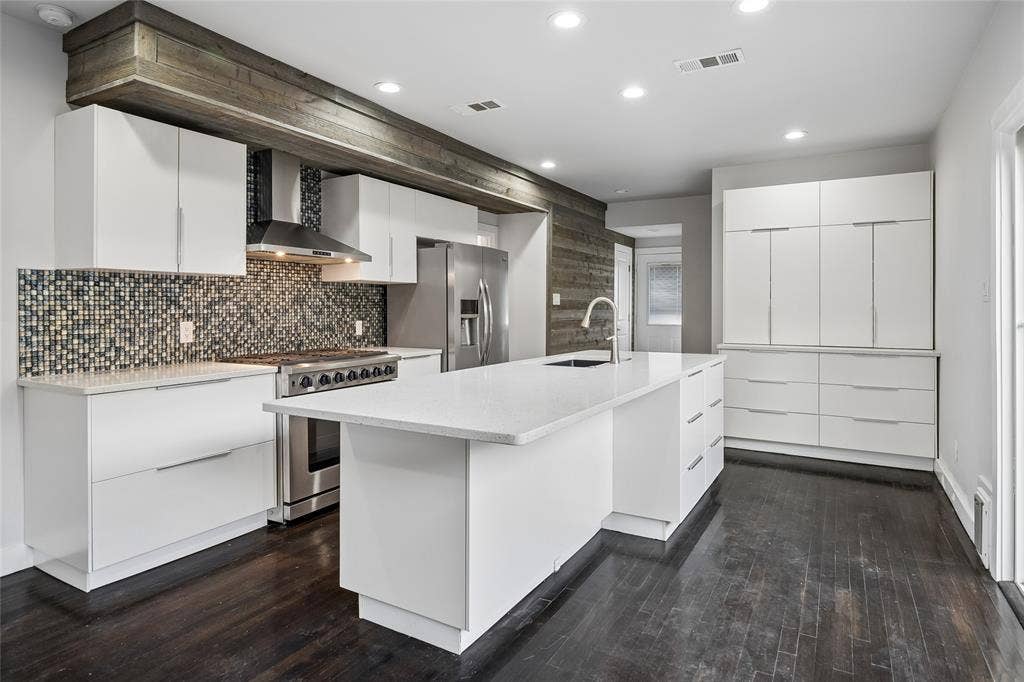 215 N Winnetka Avenue, Dallas, TX 75208