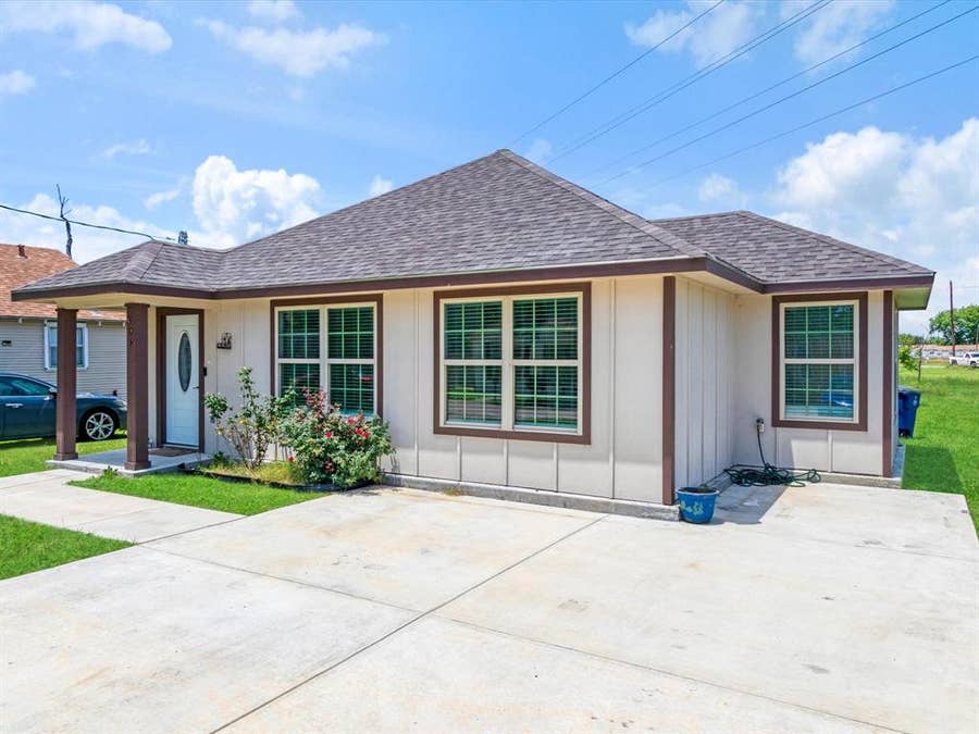 Property photo for 308 Avenue A, Ennis, TX