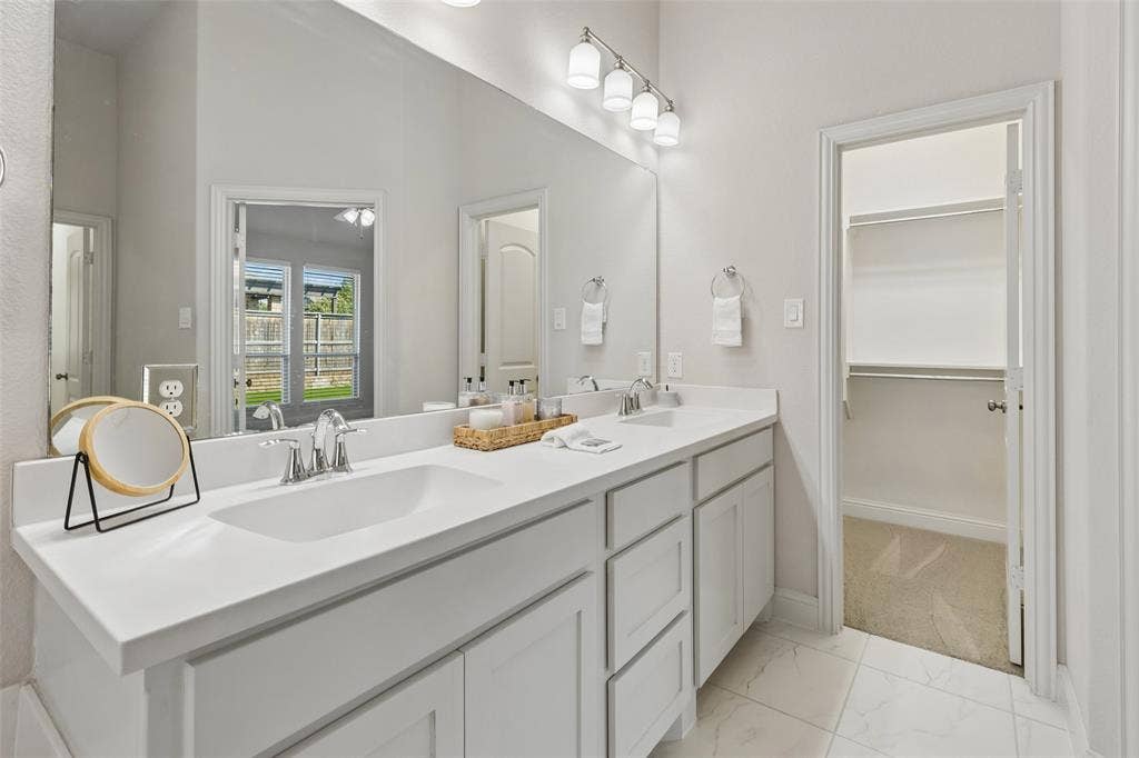 15501 Governors Island Way, Prosper, TX 75078 Dual sinks