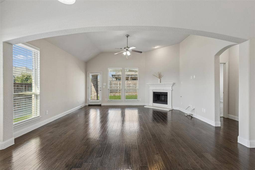 15501 Governors Island Way, Prosper, TX 75078 Gas woodburning fireplace