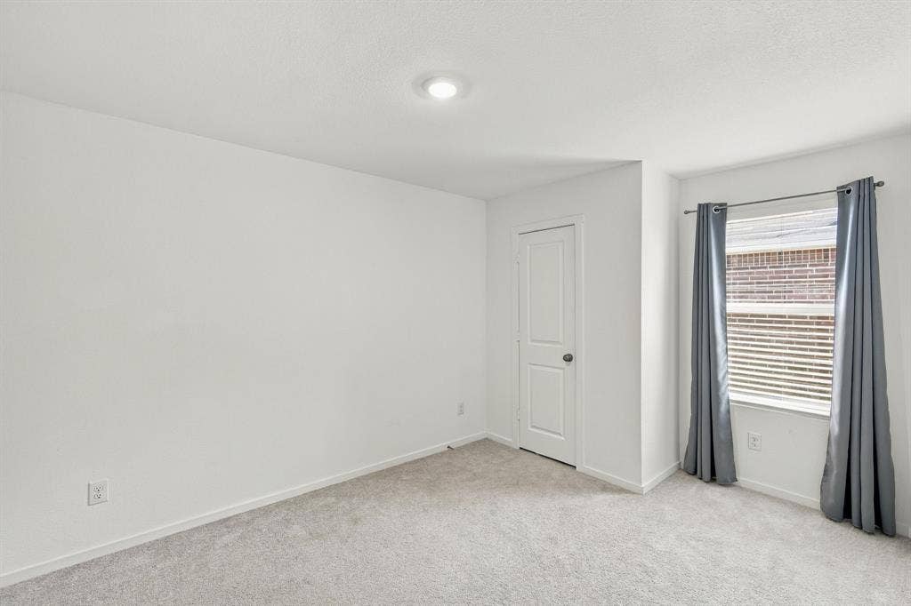 2052 Shady Oaks Drive, Ennis, TX 75119