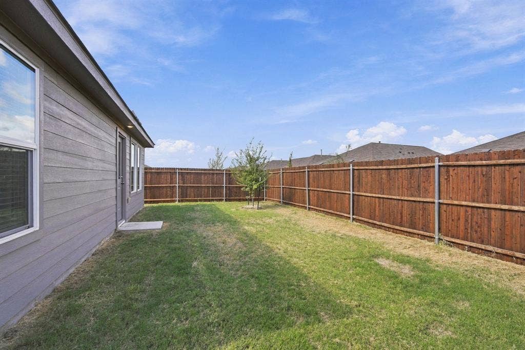 2052 Shady Oaks Drive, Ennis, TX 75119
