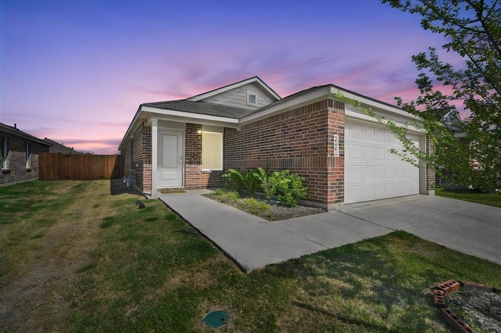 2052 Shady Oaks Drive, Ennis, TX 75119