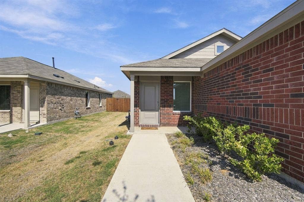 2052 Shady Oaks Drive, Ennis, TX 75119