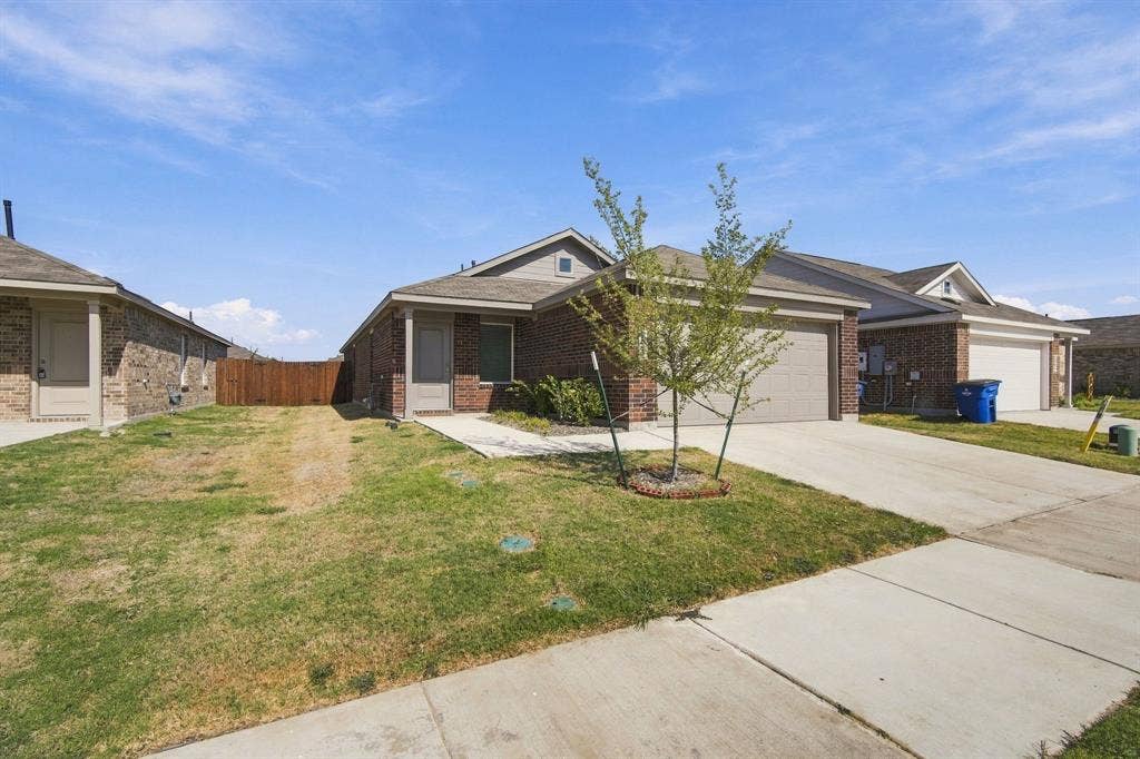 2052 Shady Oaks Drive, Ennis, TX 75119