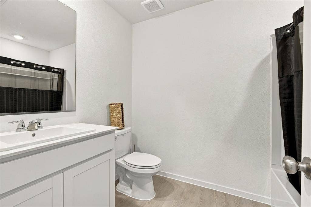 2052 Shady Oaks Drive, Ennis, TX 75119