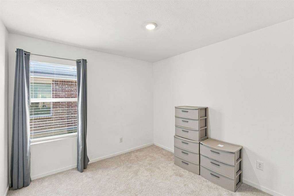 2052 Shady Oaks Drive, Ennis, TX 75119