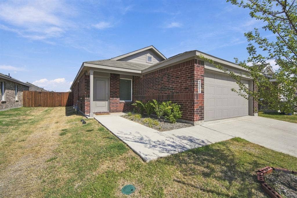 2052 Shady Oaks Drive, Ennis, TX 75119