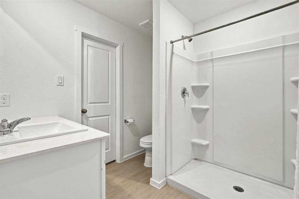 2052 Shady Oaks Drive, Ennis, TX 75119