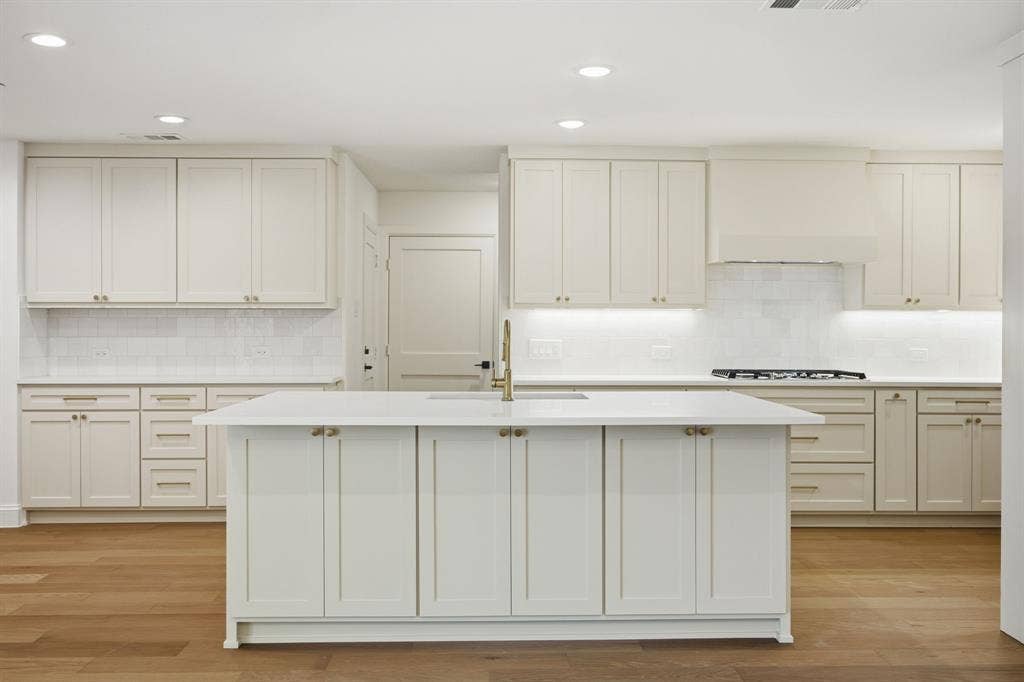 6978 Pemberton Drive, Dallas, TX 75230 Kitchen featuring an expansive central island