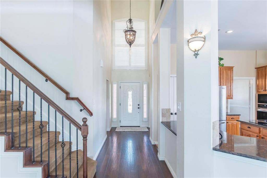 12004 Paducah Drive, Frisco, TX 75035 Dramatic entry with soaring ceilings, elegant staircase and wood floors.