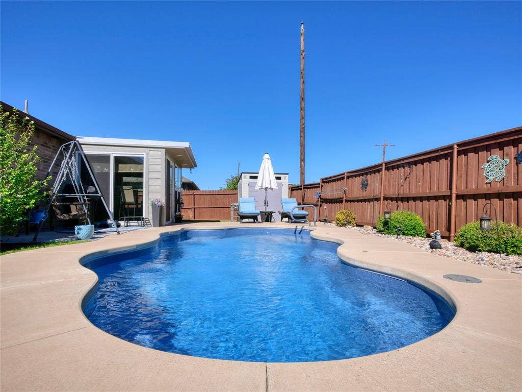Pool, Shed and Enclosed Sun Room