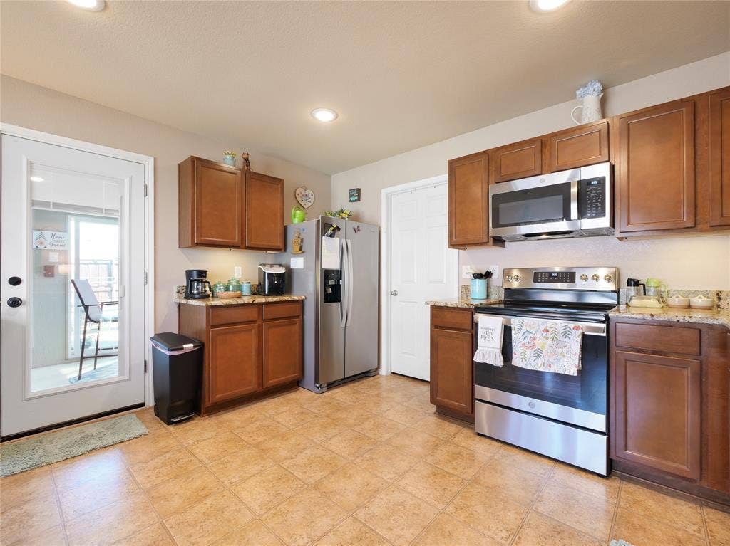 Electric Free Standing Range with overhead microwave oven and exhaust fan