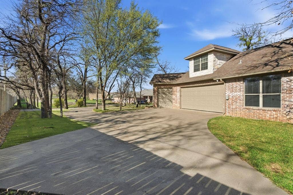3714 Cove Timber Avenue, Granbury, TX 76049 Ample parking!